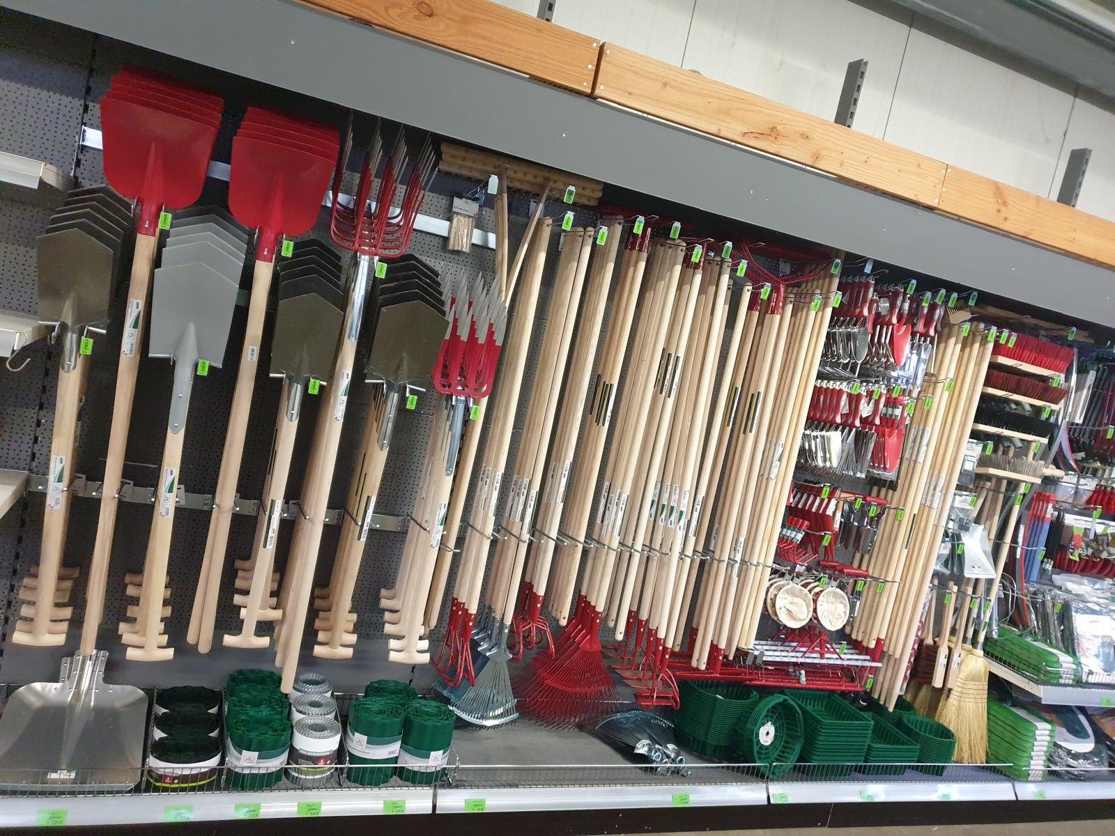 Gartengeräte-Wand im Fachmarkt