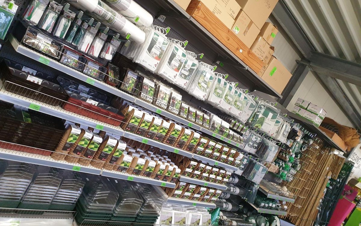 Regal mit Bindematerial, Draht und Netzen im Markt