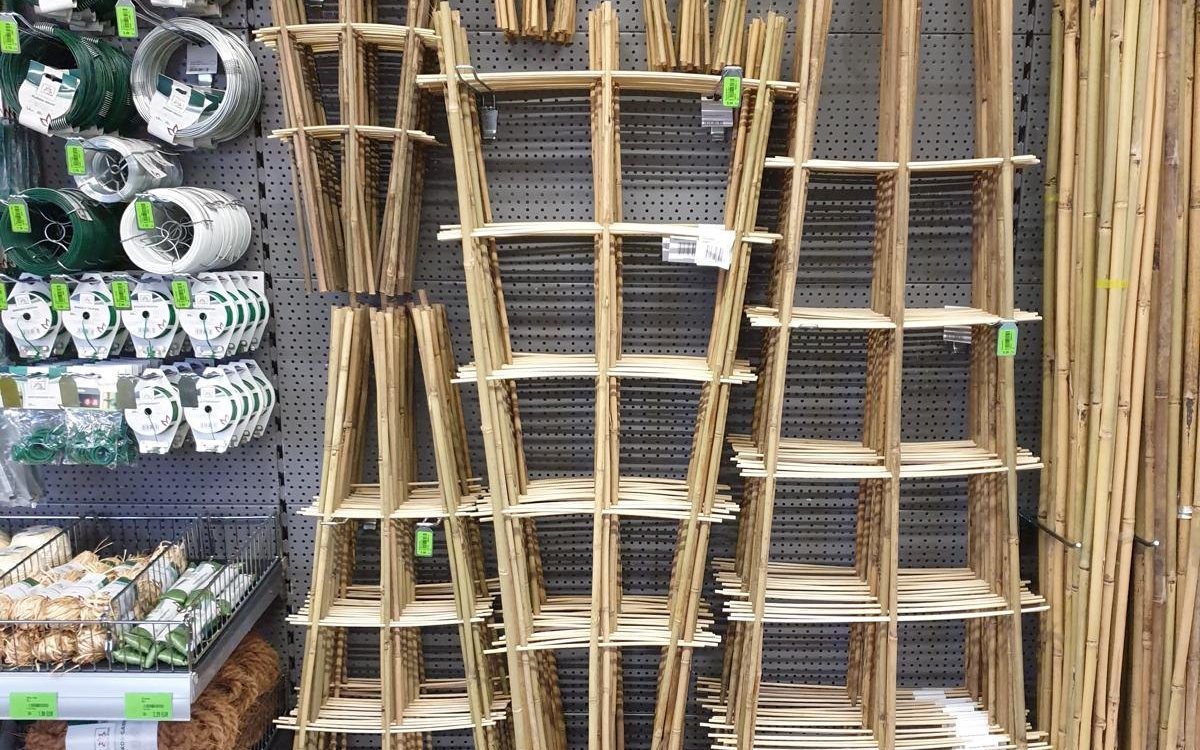 Bambus-Rankgitter und Pflanzstäbe an der Regalwand