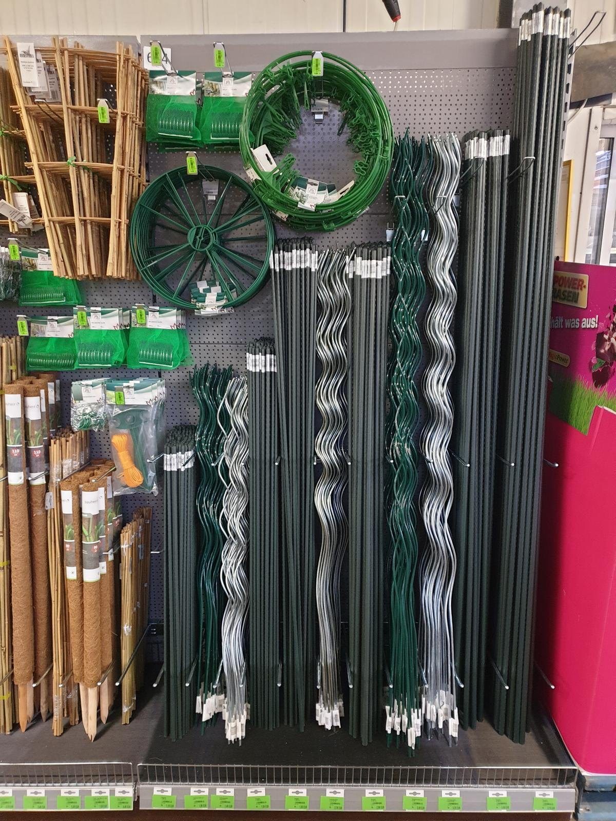 Rankgitter, Bambusstäbe und Spiralstäbe im Markt