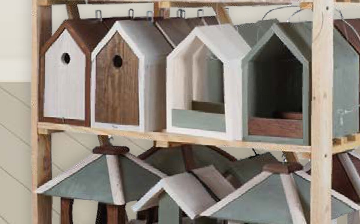 Display mit Nistkästen und Vogelhäusern aus Kiefernholz