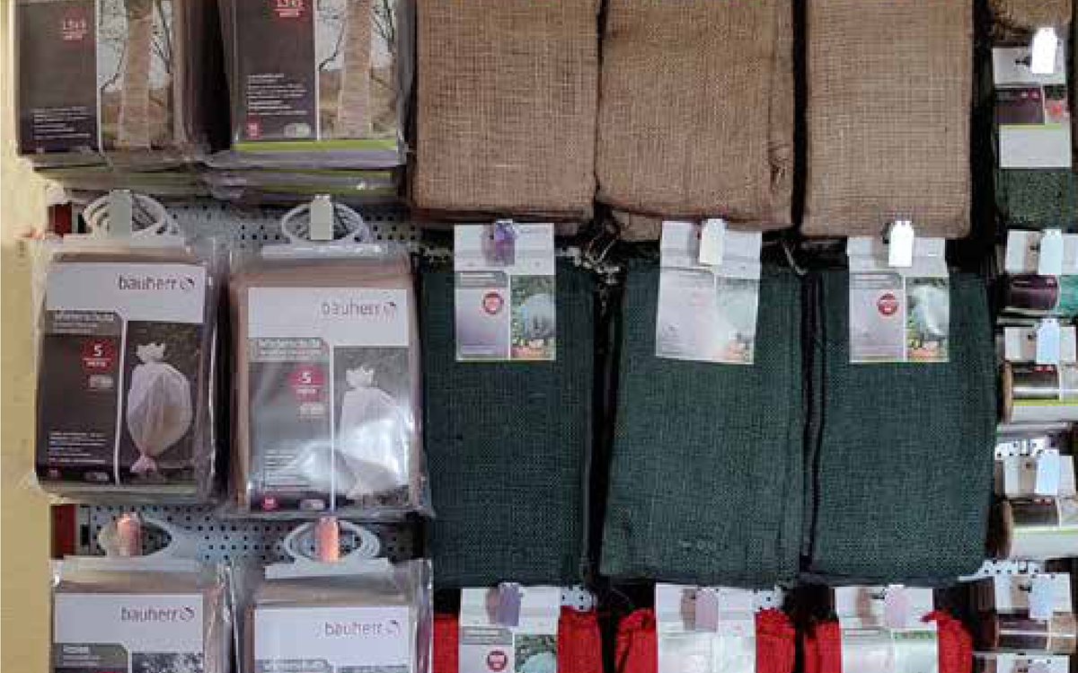 Regal mit Jute-Schutzhauben, Vliesen und Kokosscheiben